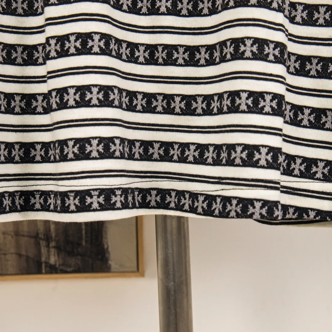 P250 zp version [exclusive supply] Chrome Hearts/Chrome Hearts SS25 new high-end cross jacquard knitted sea soul embroidered lapel Polo striped long sleeves 100% cotton cross jacquard knitted striped fabric ✝️ Customized old vintage brand hand-stitched buttons ✝️ Fully automatic positioning and tailoring Precise alignment of stripes ✝️ CH Chrome Hearts niche design cross jacquard striped long sleeves brings striped Polo to Next Levels Loose fit, same style for men and women Lazy and casual, street style, three-color hair, customized style. Color: blue, pink and black. Size: S M L XL. Number: WW10961.